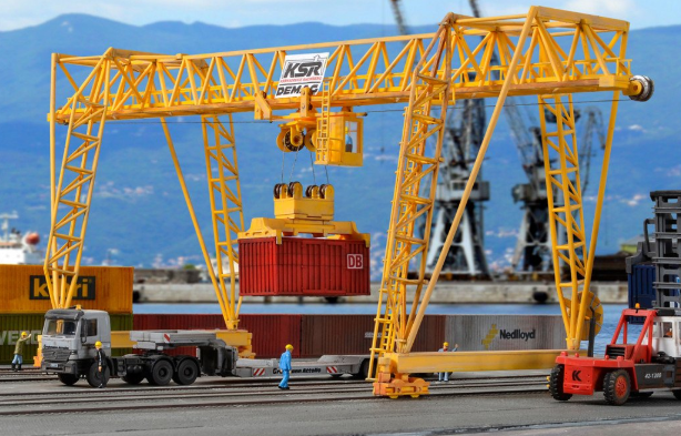 KIBRI 38530 H0 Demag Container crane