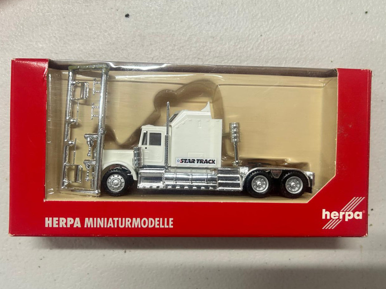 Herpa H-25258 Freightliner FLB-86 with Sleeper