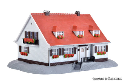 KIBRI - 38332 - COUNTRY HOUSE KIT - CLOPPENBURG (H0 SCALE) – Requires assembly & glue / cement