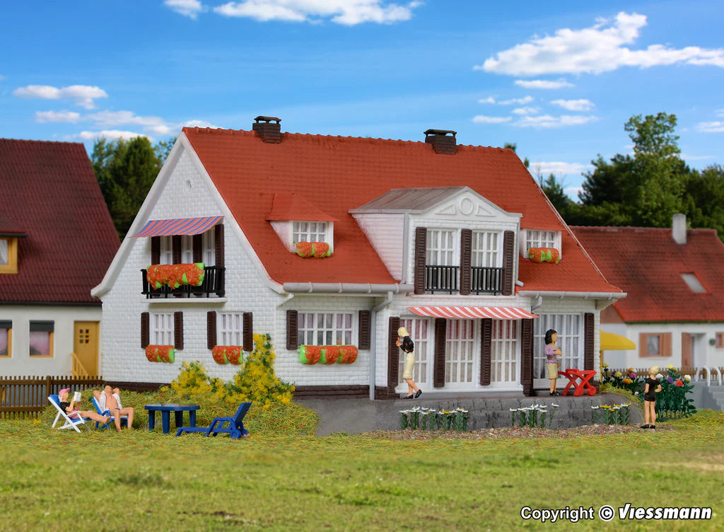 KIBRI - 38332 - COUNTRY HOUSE KIT - CLOPPENBURG (H0 SCALE) – Requires assembly & glue / cement