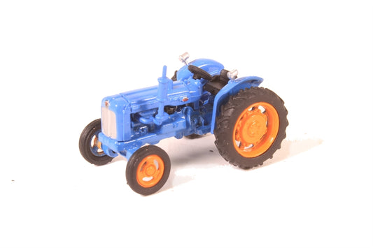 Oxford Diecast 76TRAC001 Fordson Tractor in Blue. OO Gauge (1:76 Scale)